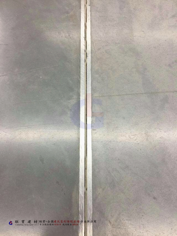 鎧裝縫對(duì)高質(zhì)量混凝土地坪的作用.jpg